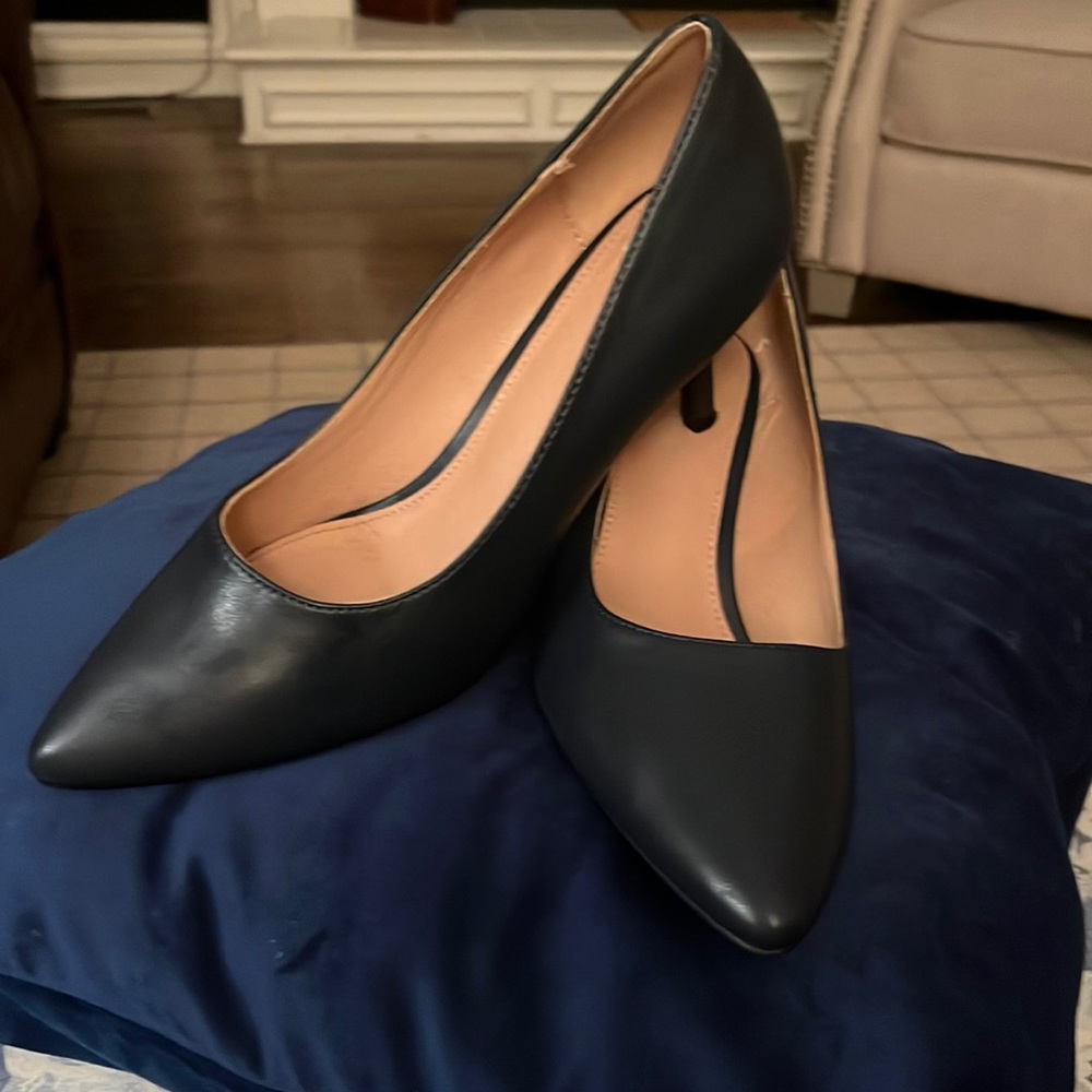 French Connection size 8.  Navy blue pump.